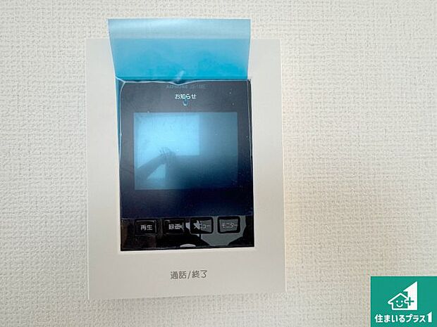 【カラーモニターインターホン】声だけでなく来訪者の姿や顔がモニターで確認できるので、小さなお子様がいらっしゃるご家庭でも安心できます!