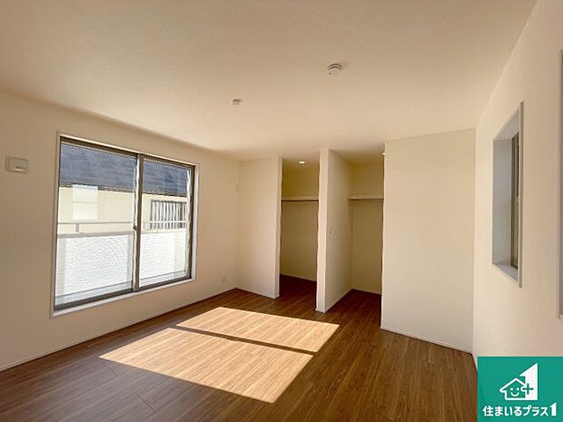 【洋室】寝室は心地よい眠りについてもらいたくて、シンプルかつ開放的な空間な設計にしています!大きな窓から差し込む日が心地いいです♪