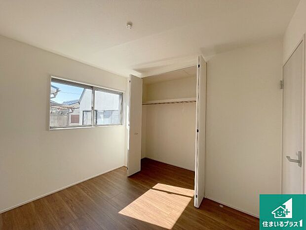 【洋室】収納スペースが充実しているので子供の成長に合わせてたくさん収納ができます!家族構成に合わせた様々な活用ができる収納!