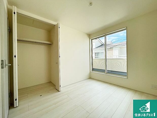 【洋室】寝室は心地よい眠りについてもらいたくて、シンプルかつ開放的な空間な設計にしています！大きな窓から差し込む日が心地いいです♪