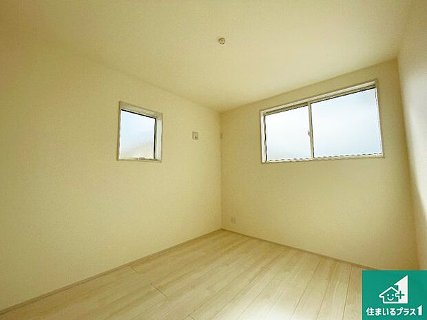 【洋室】収納スペースが充実しているので子供の成長に合わせてたくさん収納ができます！家族構成に合わせた様々な活用ができる収納！