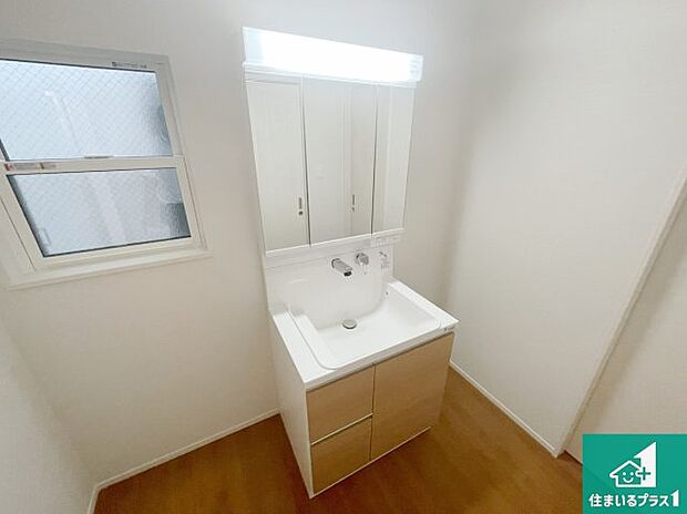 【独立洗面台】清潔感のある洗面台です。フラットな鏡は掃除がしやすく毎日清潔!鏡裏には収納があるのでスッキリとした洗面台が保てます。