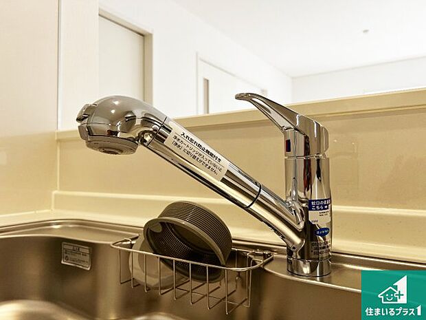 【キッチン水栓】浄水器を内蔵!炊飯時、お茶を作る時に安心してお水を使えます!お湯と冷水、浄水と原水、シャワーの切替えもワンタッチです!