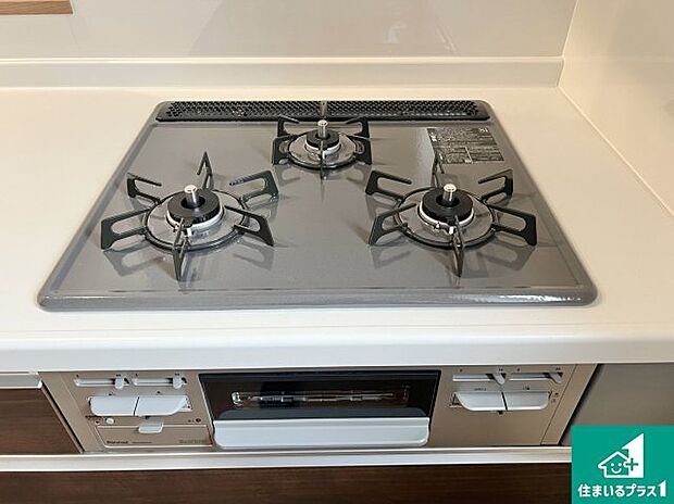 【コンロ】ダブル高火力Siセンサー付きコンロ!3口あるので、まとめて料理をする時も大活躍!