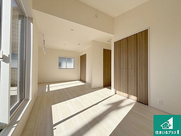 【洋室】シンプルな洋室は、自分好みのインテリアが楽しめます♪ご家族とインテリアや家具を選びに行くのは新築購入時の醍醐味の一つです。ぜひお楽しみください♪