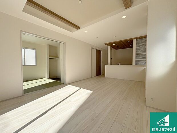 【居間・リビング】日当たり良好の明るいリビングで朝の目覚めもスッキリできそう!対面キッチンでご家族のコミュニケーションも自然と増える設計!小さなお子様が遊ぶスペースを作っても広々とくつろげるLDK!