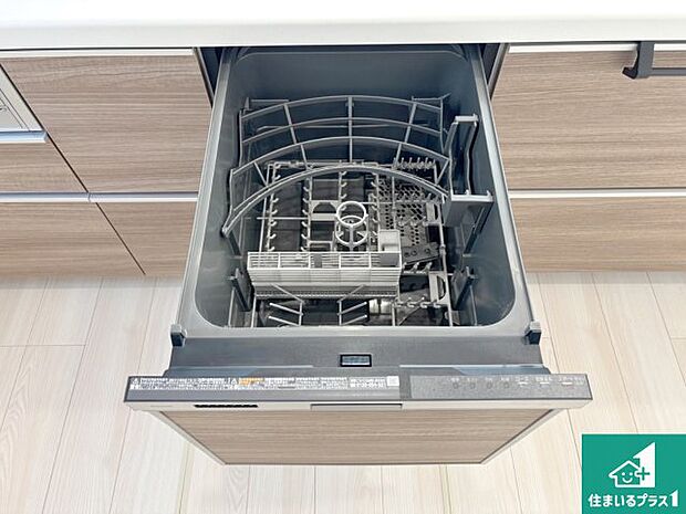 【食器洗浄乾燥機】食事後の一仕事、食器洗いをボタン一つでお任せできちゃいます!場所を取らないビルトイン式なので、お料理スペースもしっかり確保!