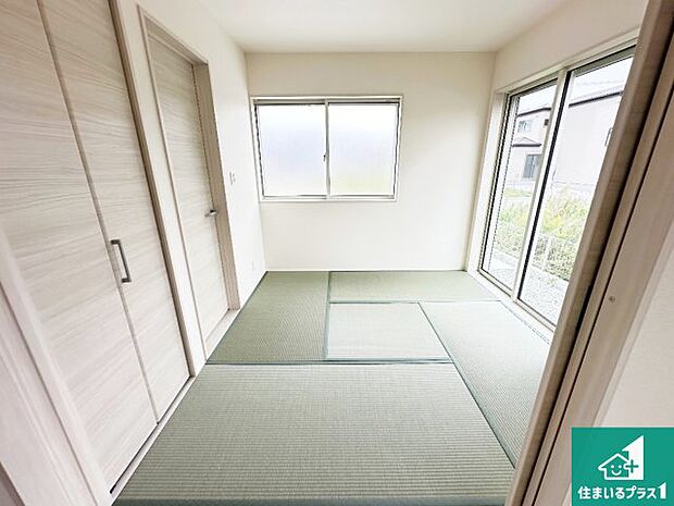 【和室】一室あると便利な和室は客間としてだけでなく、小さなお子様のプレイルームや食後のくつろぎスペースとしてもご利用いただけます。収納もついていますので大活躍間違いなし!