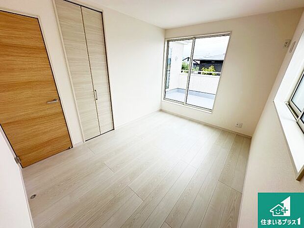 【洋室】シンプルな洋室は、自分好みのインテリアが楽しめます♪ご家族とインテリアや家具を選びに行くのは新築購入時の醍醐味の一つです。ぜひお楽しみください♪