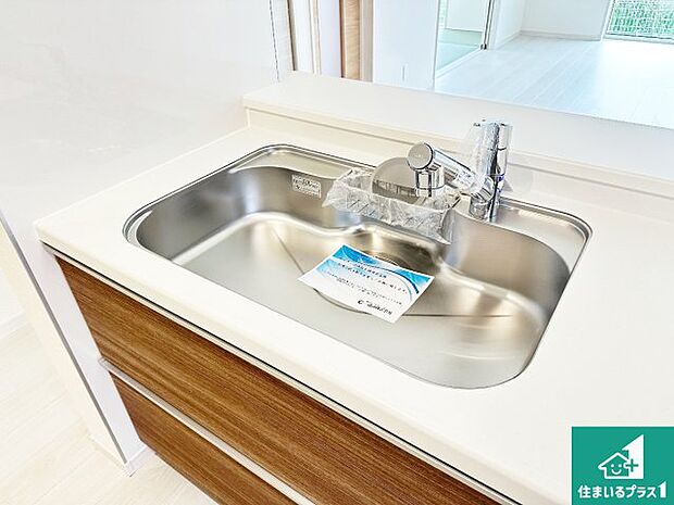 【キッチンシンク】蛇口の先端に浄水器を内蔵しています!原水と浄水、お湯と冷水、シャワーの切替えがワンタッチなので用途によって使い分けられます。