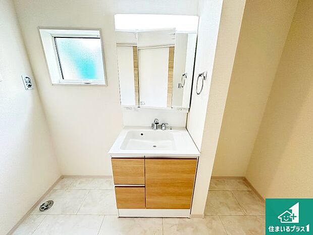【独立洗面台】清潔感のある洗面台です。フラットな鏡は掃除がしやすく毎日清潔！鏡裏には収納があるのでスッキリとした洗面台が保てます。