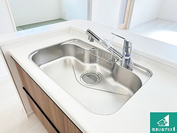 【キッチンシンク】蛇口の先端に浄水器を内蔵しています！原水と浄水、お湯と冷水、シャワーの切替えがワンタッチなので用途によって使い分けられます。