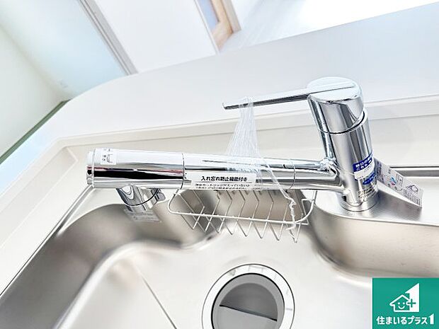 【キッチン水栓】浄水器を内蔵！炊飯時、お茶を作る時に安心してお水を使えます！お湯と冷水、浄水と原水、シャワーの切替えもワンタッチです！