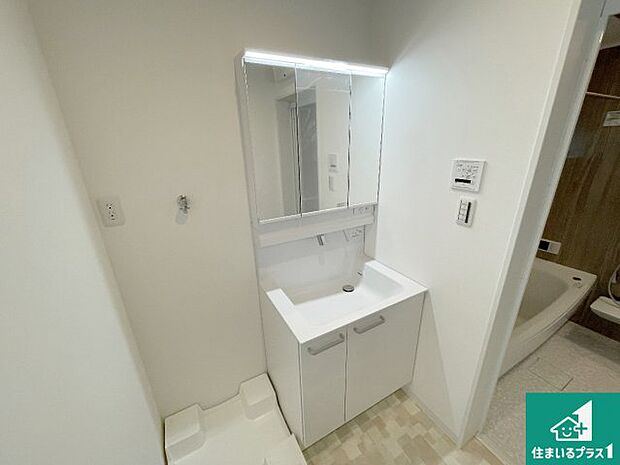 【独立洗面台】清潔感のある洗面台です。フラットな鏡は掃除がしやすく毎日清潔！鏡裏には収納があるのでスッキリとした洗面台が保てます。