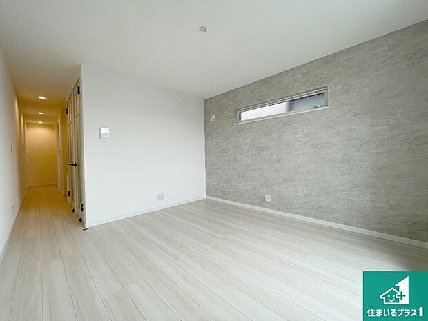 【居間・リビング】日当たり良好の明るいリビングで朝の目覚めもスッキリできそう！対面キッチンでご家族のコミュニケーションも自然と増える設計！小さなお子様が遊ぶスペースを作っても広々とくつろげるLDK！