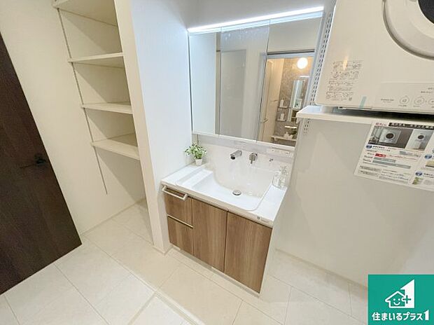 【独立洗面台】清潔感のある洗面台です。フラットな鏡は掃除がしやすく毎日清潔！鏡裏には収納があるのでスッキリとした洗面台が保てます。