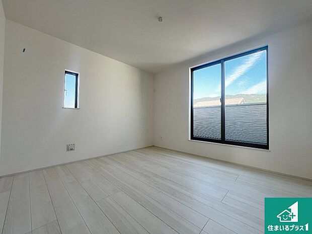 【洋室】寝室は心地よい眠りについてもらいたくて、シンプルでかつ開放的な空間に!大きな窓から差し込む朝日が、すっきりとした目覚めをサポートします。【現地写真】