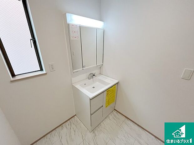 【独立洗面台】清潔感のある洗面台です。フラットな鏡は掃除がしやすく毎日清潔！鏡裏には収納があるのでスッキリとした洗面台が保てます。