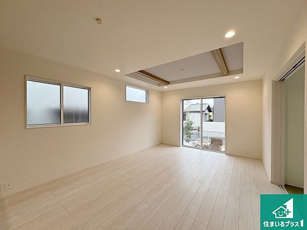 【居間・リビング】日当たり良好の明るいリビングで朝の目覚めもスッキリできそう！対面キッチンでご家族のコミュニケーションも自然と増える設計！小さなお子様が遊ぶスペースを作っても広々とくつろげるLDK！