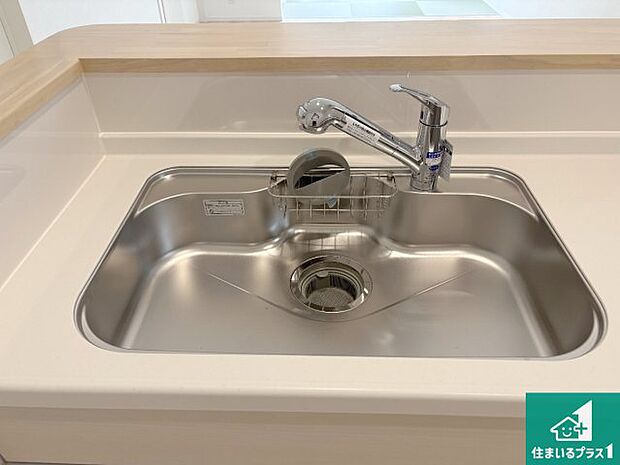 【キッチンシンク】蛇口の先端に浄水器を内蔵しています!原水と浄水、お湯と冷水、シャワーの切替えがワンタッチなので用途によって使い分けられます。