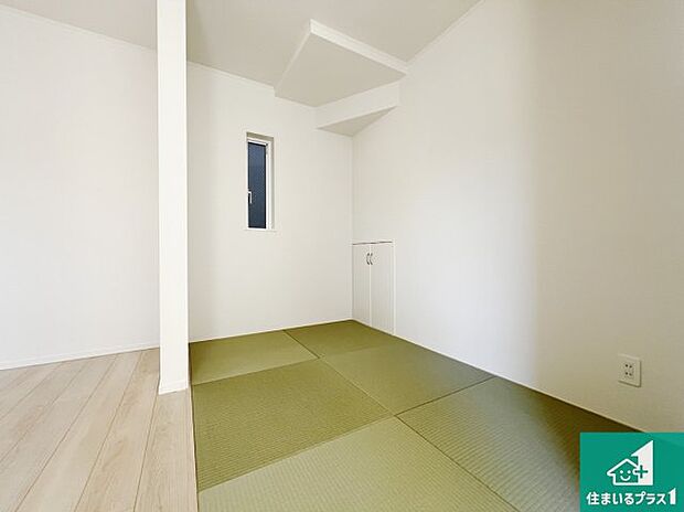 【和室】一室あると便利な和室は客間としてだけでなく、小さなお子様のプレイルームや食後のくつろぎスペースとしてもご利用いただけます。収納もついていますので大活躍間違いなし！