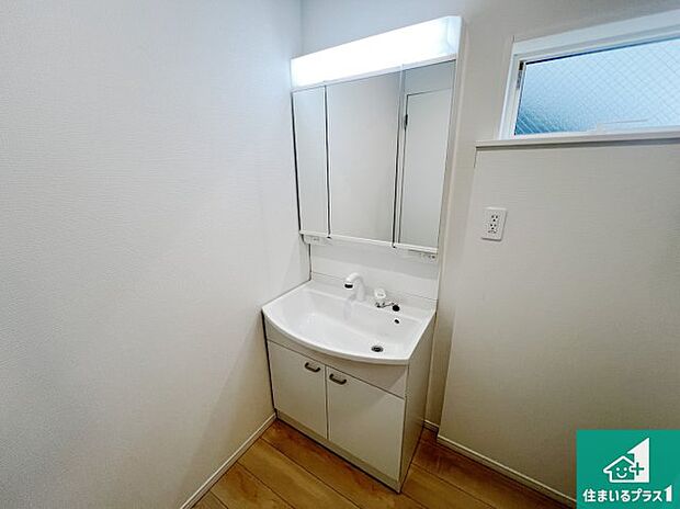 【独立洗面台】清潔感のある洗面台です。フラットな鏡は掃除がしやすく毎日清潔！鏡裏には収納があるのでスッキリとした洗面台が保てます。