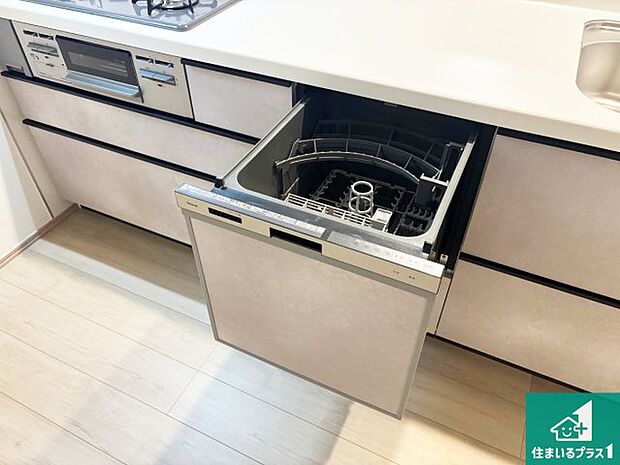 【食器洗い乾燥機】食事後の一仕事、食器洗いをボタン一つでお任せできちゃいます！場所を取らないビルトイン式なので、お料理スペースもしっかり確保！