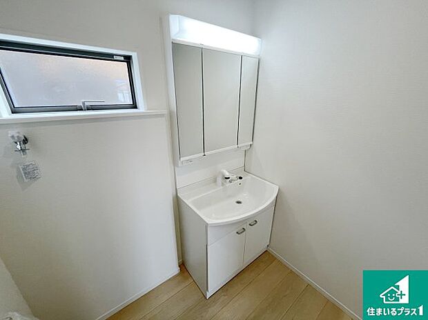 【独立洗面台】清潔感のある洗面台です。フラットな鏡は掃除がしやすく毎日清潔!鏡裏には収納があるのでスッキリとした洗面台が保てます。