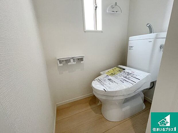 【トイレ】1・2階の2ヶ所にあるので、朝の忙しい時間の順番待ちもなく、深夜の利用にも大変便利です。