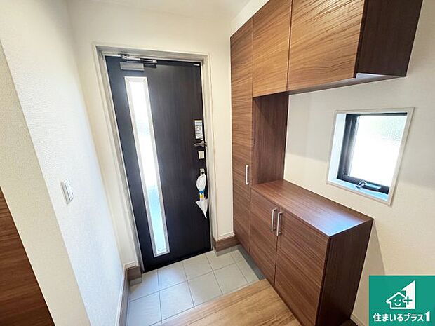 【玄関】シューズボックスにはたくさんの靴が収納できるので玄関周りはいつもスッキリ!ご家族が増えても安心!