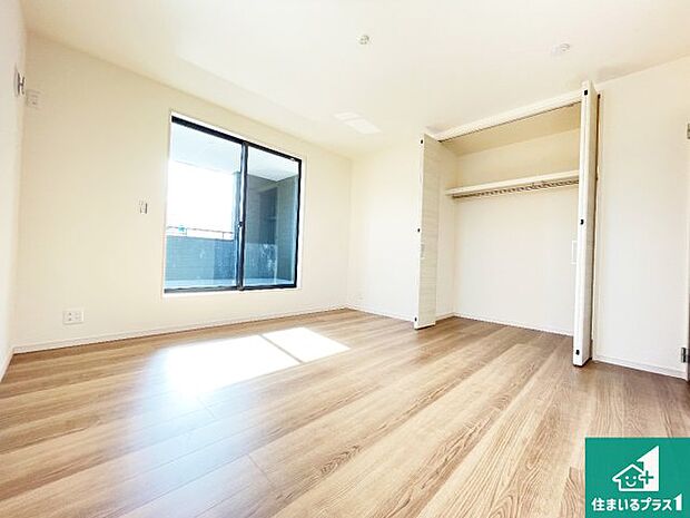 【洋室】シンプルな洋室は、自分好みのインテリアが楽しめます♪ご家族とインテリアや家具を選びに行くのは新築購入時の醍醐味の一つです。ぜひお楽しみください♪