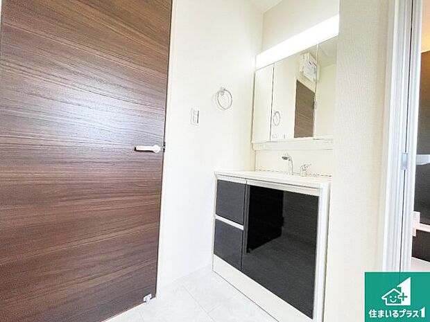 【独立洗面台】清潔感のある洗面台です。フラットな鏡は掃除がしやすく毎日清潔!鏡裏には収納があるのでスッキリとした洗面台が保てます。