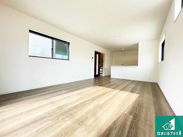 【居間・リビング】日当たり良好の明るいリビングで朝の目覚めもスッキリできそう!対面キッチンでご家族のコミュニケーションも自然と増える設計!小さなお子様が遊ぶスペースを作っても広々とくつろげるLDK!