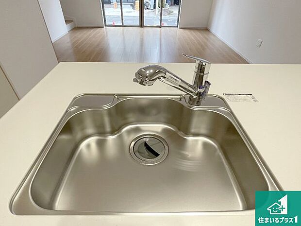 【キッチンシンク】蛇口の先端に浄水器を内蔵しています！原水と浄水、お湯と冷水、シャワーの切替えがワンタッチなので用途によって使い分けられます。