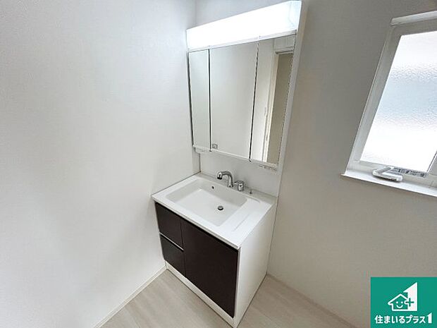 【独立洗面台】清潔感のある洗面台です。フラットな鏡は掃除がしやすく毎日清潔!鏡裏には収納があるのでスッキリとした洗面台が保てます。