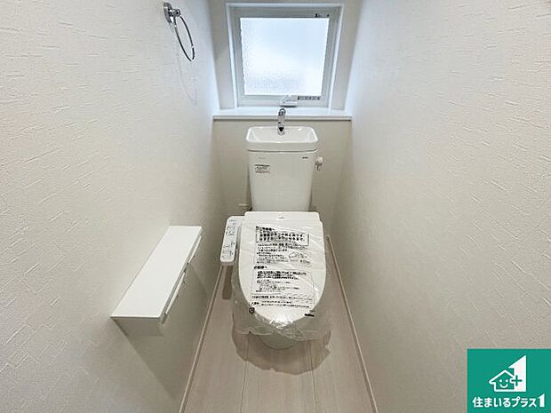 【トイレ】1・2階の2ヶ所にあるので、朝の忙しい時間の順番待ちもなく、深夜の利用にも大変便利です。