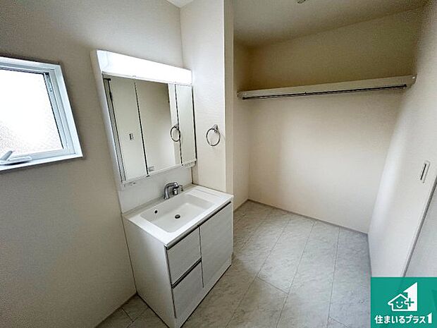 【独立洗面台】清潔感のある洗面台です。フラットな鏡は掃除がしやすく毎日清潔！鏡裏には収納があるのでスッキリとした洗面台が保てます。