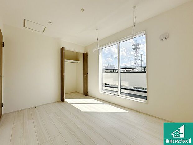 【洋室】ナチュラル感のある洋室は、自分好みのインテリアが楽しめます♪ご家族とインテリアや家具を選びに行くのは新築購入時の醍醐味の一つです。ぜひお楽しみください♪【現地写真】