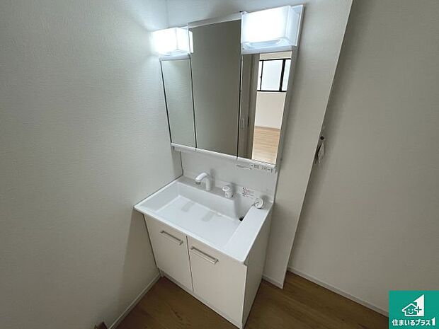 【独立洗面台】清潔感のある洗面台です。フラットな鏡は掃除がしやすく毎日清潔！鏡裏には収納があるのでスッキリとした洗面台が保てます。
