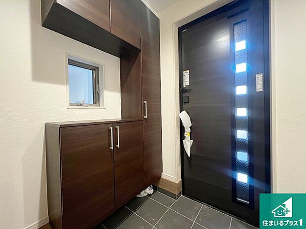 【玄関】シューズボックスにはたくさんの靴が収納できるので玄関周りはいつもスッキリ!ご家族が増えても安心!