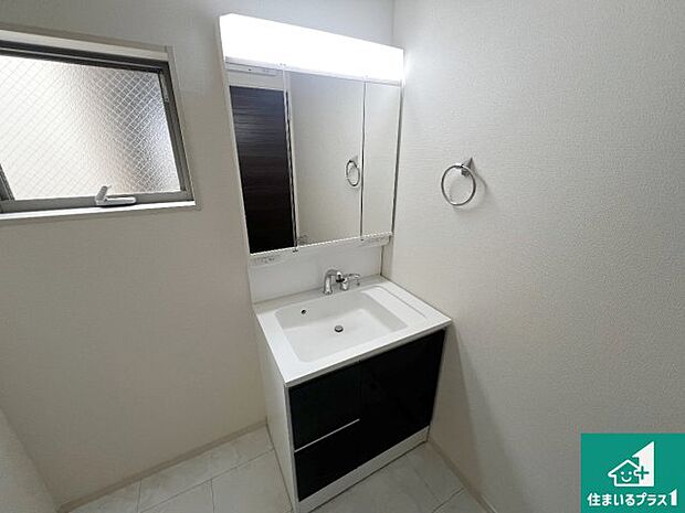 【独立洗面台】清潔感のある洗面台です。フラットな鏡は掃除がしやすく毎日清潔!鏡裏には収納があるのでスッキリとした洗面台が保てます。