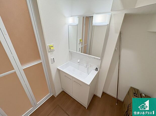 【独立洗面台】清潔感のある洗面台です。フラットな鏡は掃除がしやすく毎日清潔!鏡裏には収納があるのでスッキリとした洗面台が保てます。