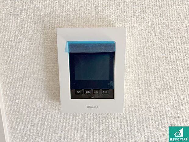 【カラーモニターインターホン】声だけでなく来訪者の姿や顔がモニターで確認できるので、小さなお子様がいらっしゃるご家庭でも安心できます！