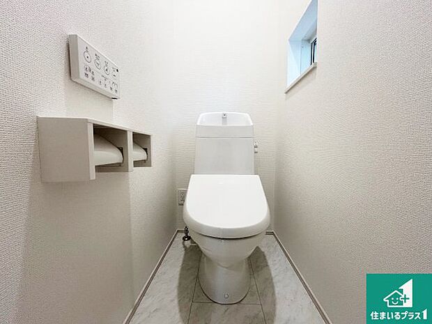 【トイレ】1・2階の2ヶ所にあるので、朝の忙しい時間の順番待ちもなく、深夜の利用にも大変便利です。