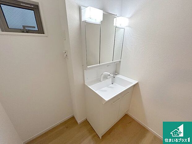 【独立洗面台】清潔感のある洗面台です。フラットな鏡は掃除がしやすく毎日清潔！鏡裏には収納があるのでスッキリとした洗面台が保てます。