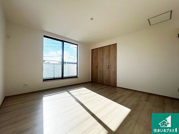 【洋室】シンプルな洋室は、自分好みのインテリアが楽しめます♪ご家族とインテリアや家具を選びに行くのは新築購入時の醍醐味の一つです。ぜひお楽しみください♪