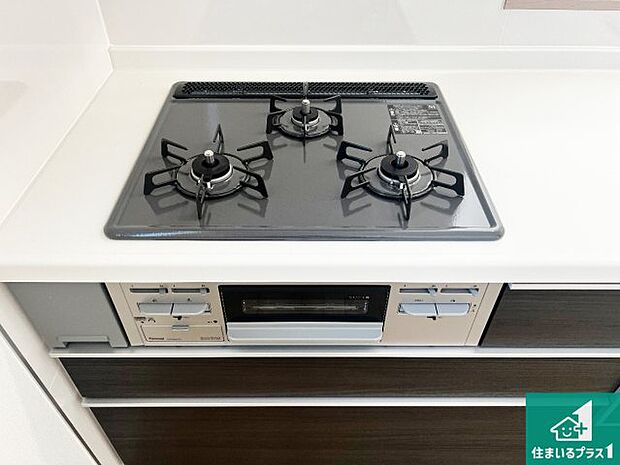 【コンロ】ダブル高火力Ｓｉセンサー付きコンロ！３口あるので、まとめて料理をする時も大活躍！