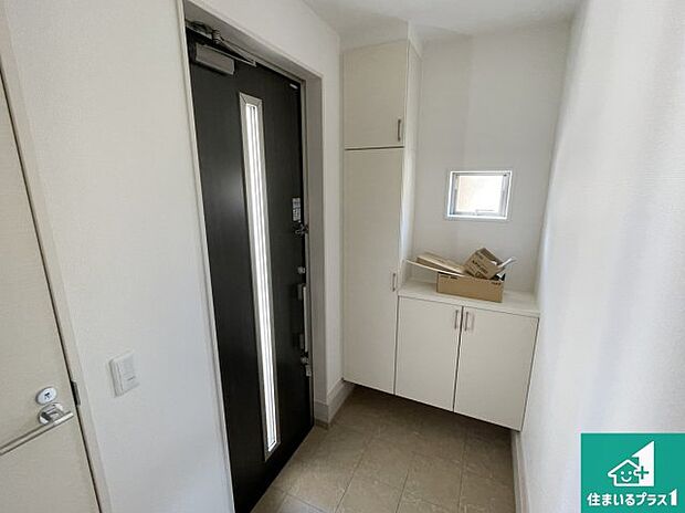 【玄関】シューズボックスにはたくさんの靴が収納できるので玄関周りはいつもスッキリ!ご家族が増えても安心!