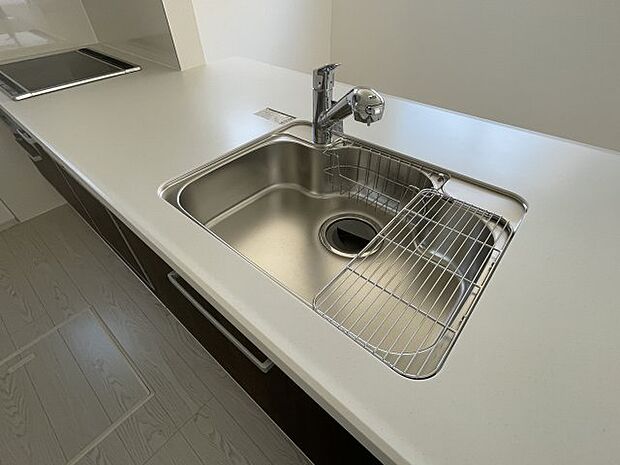 【キッチンシンク】蛇口の先端に浄水器を内蔵しています!原水と浄水、お湯と冷水、シャワーの切替えがワンタッチなので用途によって使い分けられます。