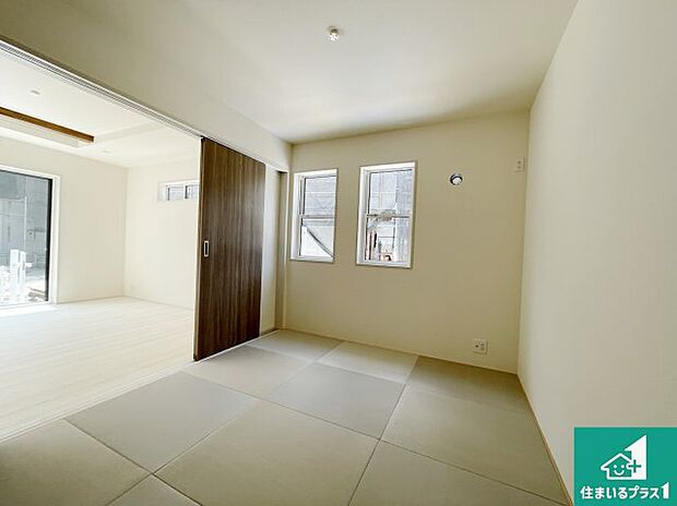 【和室】一室あると便利な和室は客間としてだけでなく、小さなお子様のプレイルームや食後のくつろぎスペースとしてもご利用いただけます。収納もついていますので大活躍間違いなし！